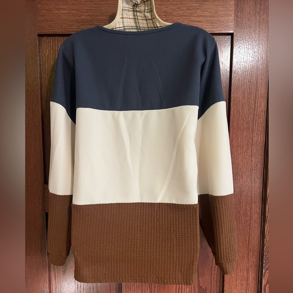 Color Block Button Detail Women's Top - Picture 3 of 6